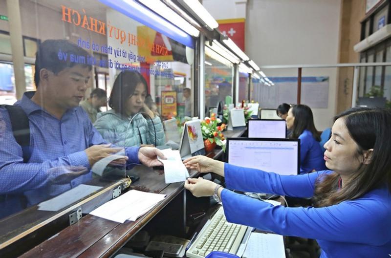 Người dân sử dụng Chứng minh Nhân dân Trung Quốc tại ga tàu để làm thủ tục lên tàu cao tốc